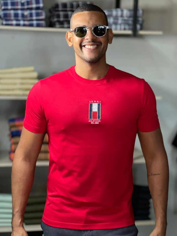 CAMISETA TOMMY HILFIGER LOGO BORDADA - Image 3
