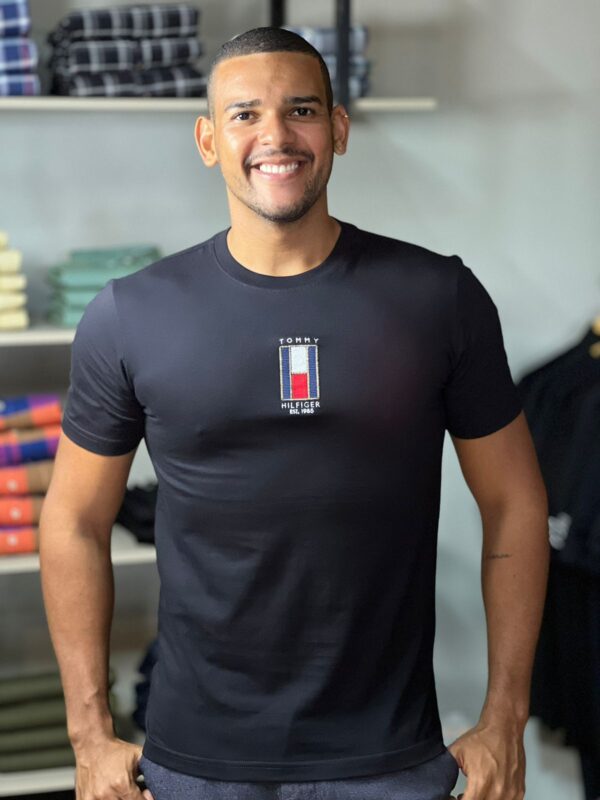CAMISETA TOMMY HILFIGER LOGO BORDADA