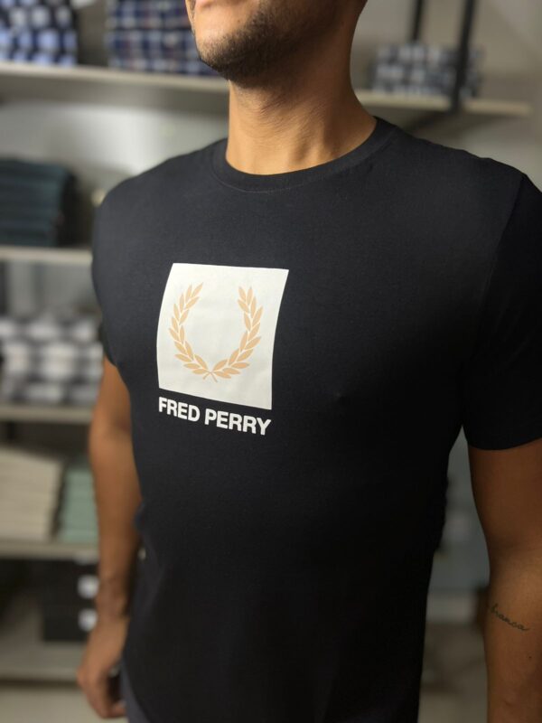 CAMISETA FRED PERRY LOGO QUADRADA - Image 4