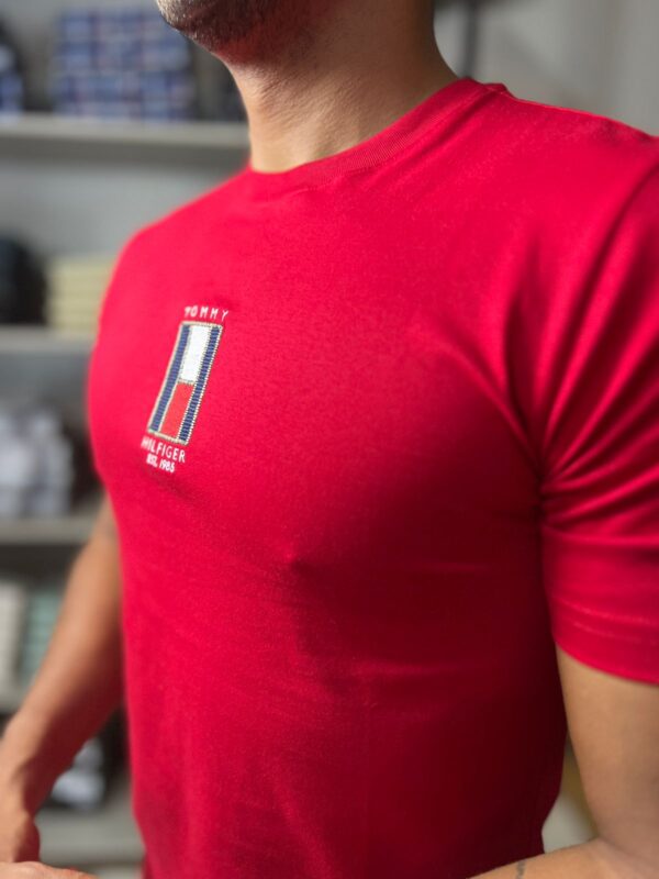 CAMISETA TOMMY HILFIGER LOGO BORDADA - Image 4