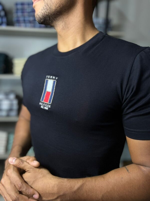 CAMISETA TOMMY HILFIGER LOGO BORDADA - Image 2