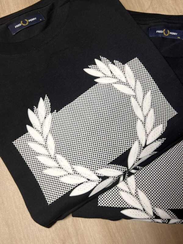 CAMISETA FRED PERRY EMBLEMA PONTILHADO