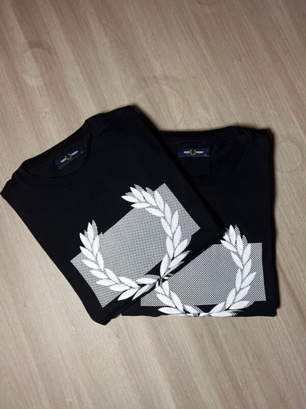 CAMISETA FRED PERRY EMBLEMA PONTILHADO - Image 2
