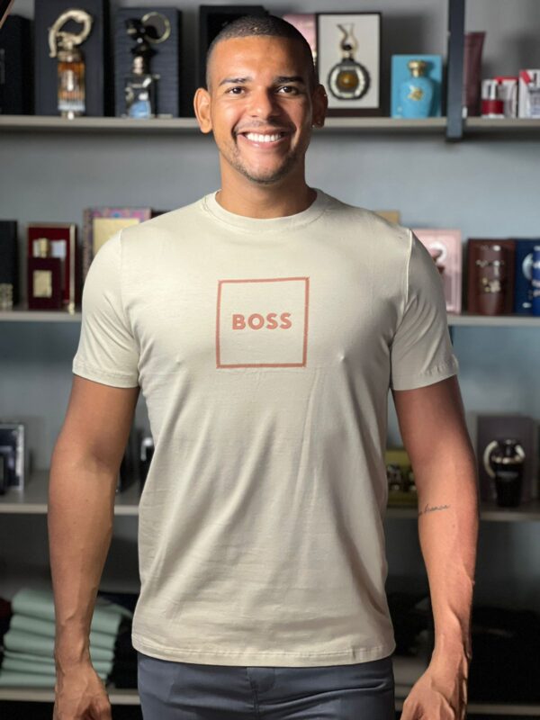 CAMISETA BOSS QUADRADO