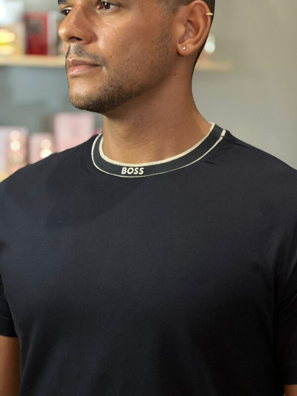 CAMISETA BOSS MINIMALISTA DET GOLA