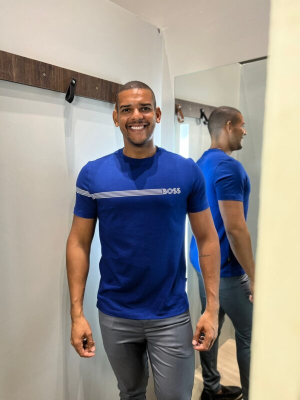 CAMISETA BOSS LISTRA PEITO A OMBRO