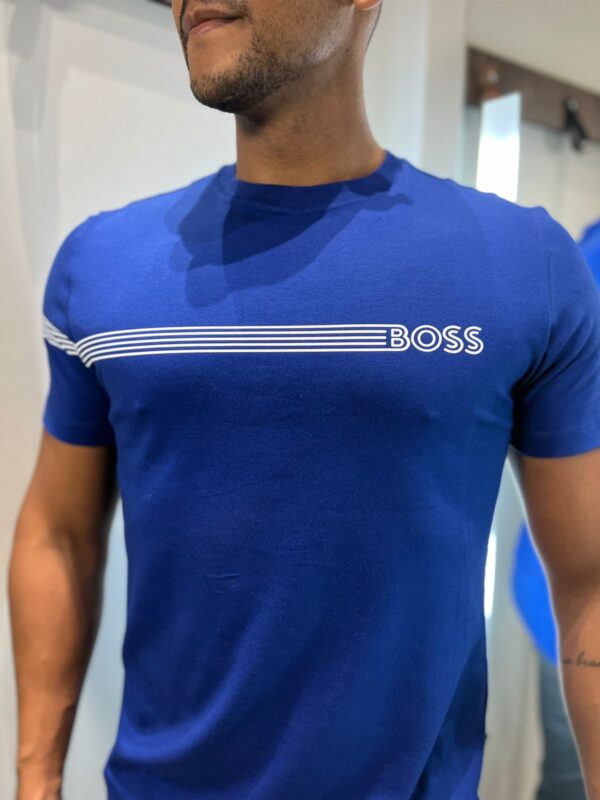CAMISETA BOSS LISTRA PEITO A OMBRO - Image 2