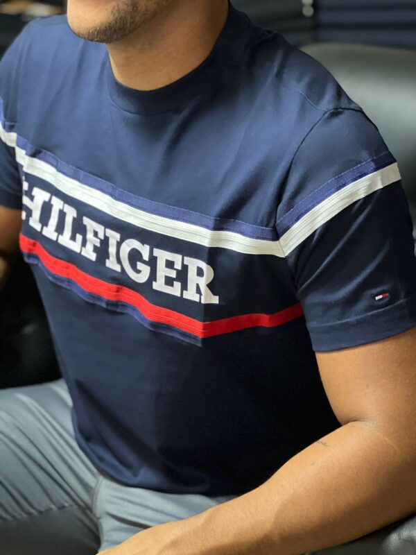 CAMISETA TOMMY HILFIGER LISTA RELEVO - Image 2