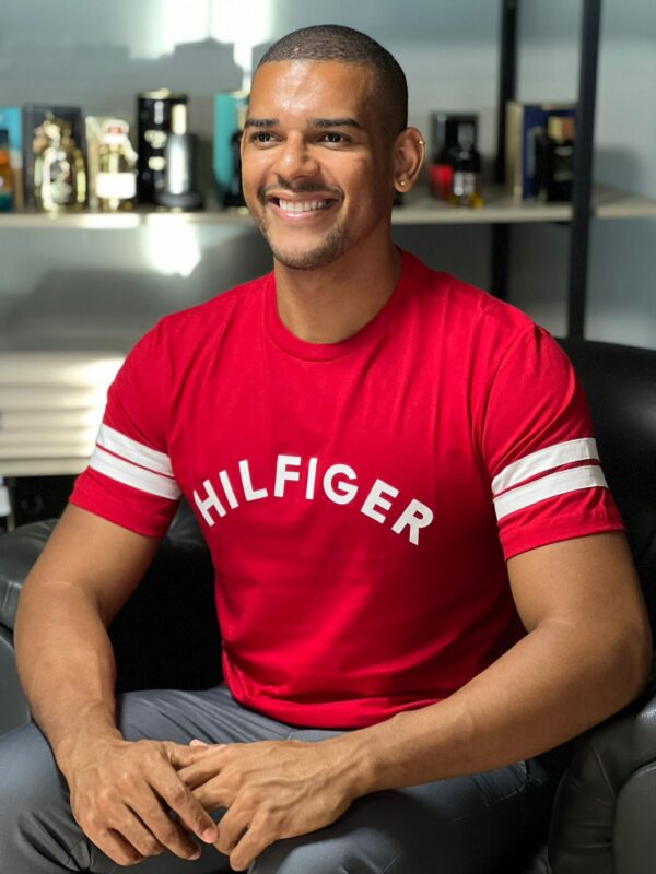 CAMISETA HILFIGER PEITO DET OMBRO