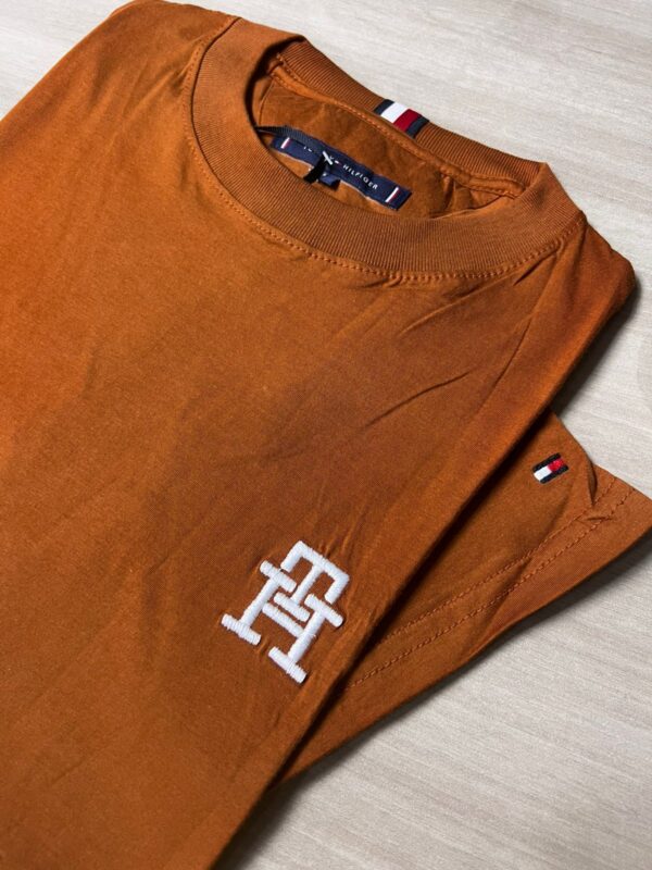 CAMISETA TOMMY TH BORDADO - Image 2