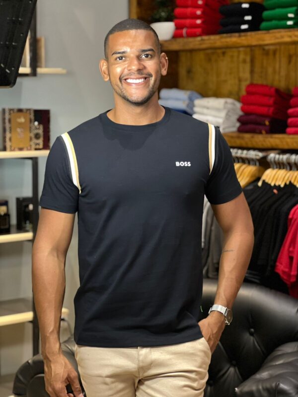 CAMISETA BOSS FAIXA OMBRO