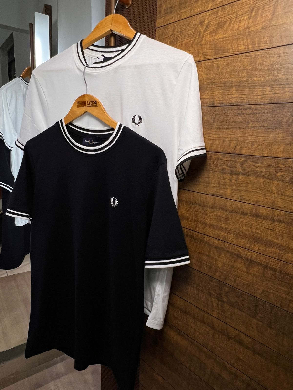 CAMISETA FRED PERRY DETALHE GOLA / MANGA