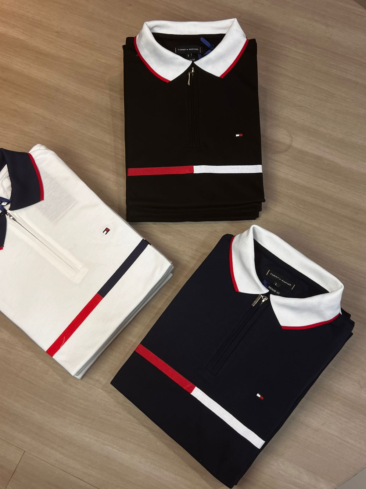 POLO TOMMY HILFIGER DETALHES CORES E ZIPER